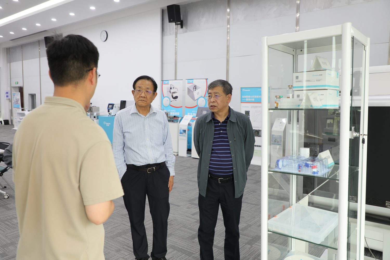 1747709694102395tbOL.png EF1A0551.png